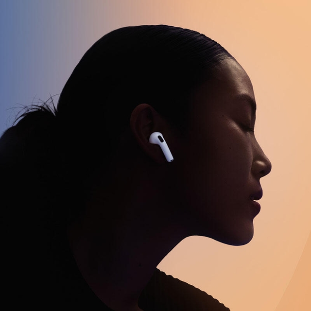 Apple AirPods 5 with Wireless Charging Case White